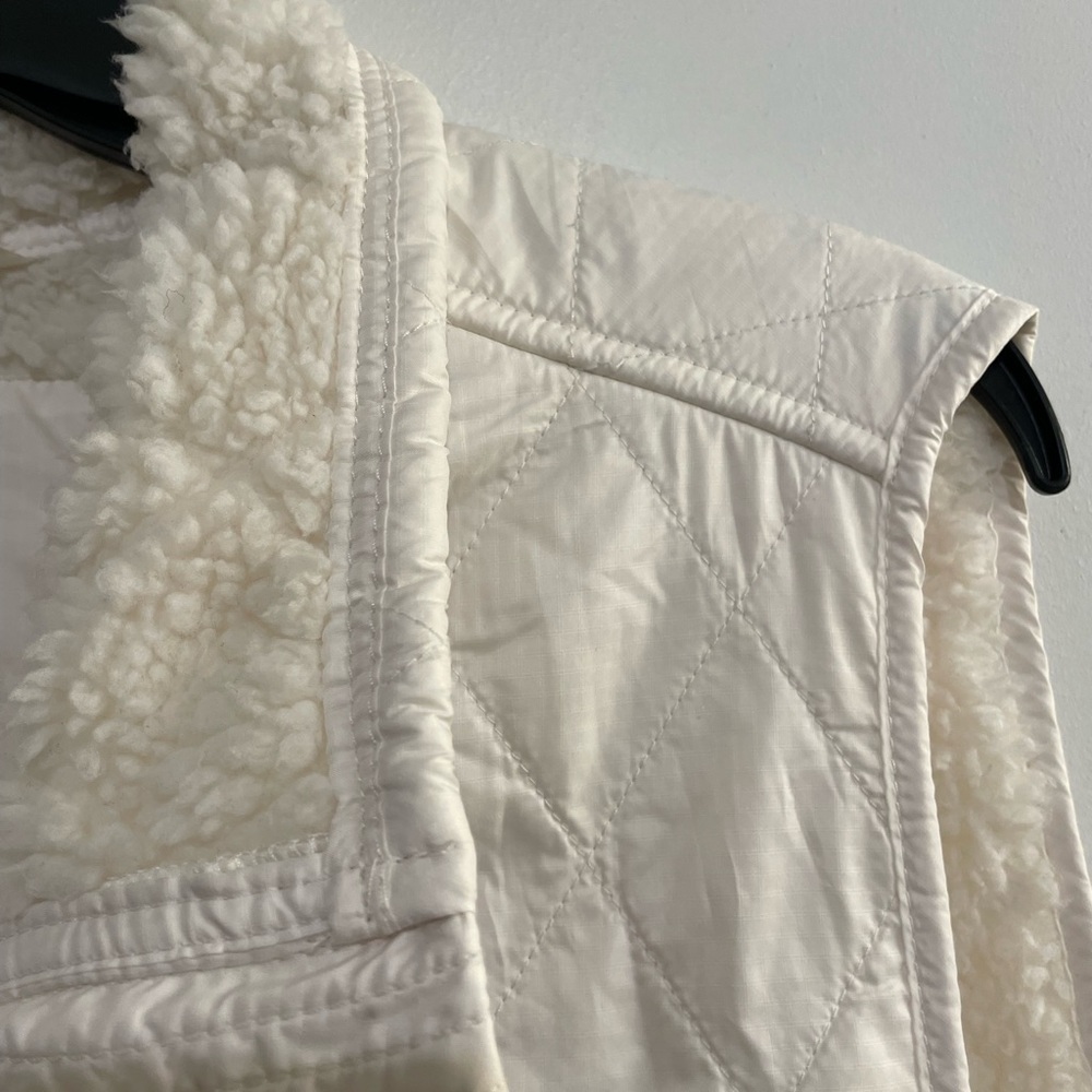 L.L. Bean Cream Quilted Sherpa Vest with ribbed sides. Women’s size 1X Reg. - Picture 3 of 16